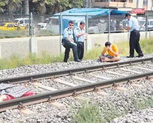 Annesini trenin altında buldu