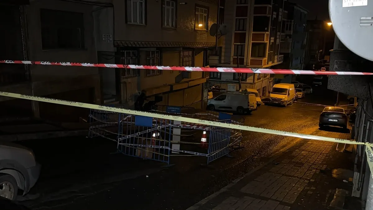 gaziosmanpasada-yagis-yolu-cokertti-1793342775507.jpeg Saha incelemelerinin ardından belediye ekipleri çöküntü alanının çevresine emniyet şeridi çekerek sokağı bariyerlerle trafiğe kapattı.