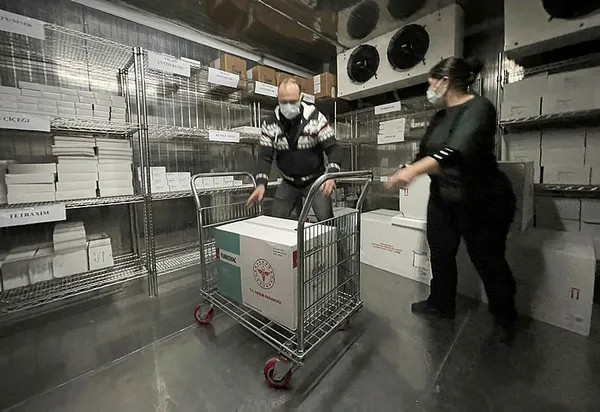 saglik-bakani-fahrettin-koca-aciklamisti-turkovacin-yeni-serilerinin-81-ile-dagitimi-basladi-1643959909336.jpg Sağlık Bakanı Fahrettin Koca açıklamıştı... Turkovac'ın yeni serilerinin 81 ile dağıtımı başladı-2