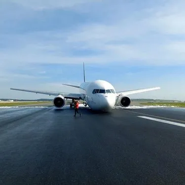 İstanbul Havalimanı’nda faciadan dönüldü! Takımları açılmayan Boeing 763 gövde üzerine indi: Uçaktan görüntüler ve Bakanlıktan açıklama