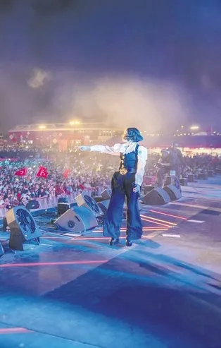 Para bastı! Katar'daki konserde 45 dakika sahnede kalan Zeynep Bastık dakikada 76 bin TL kazandı
