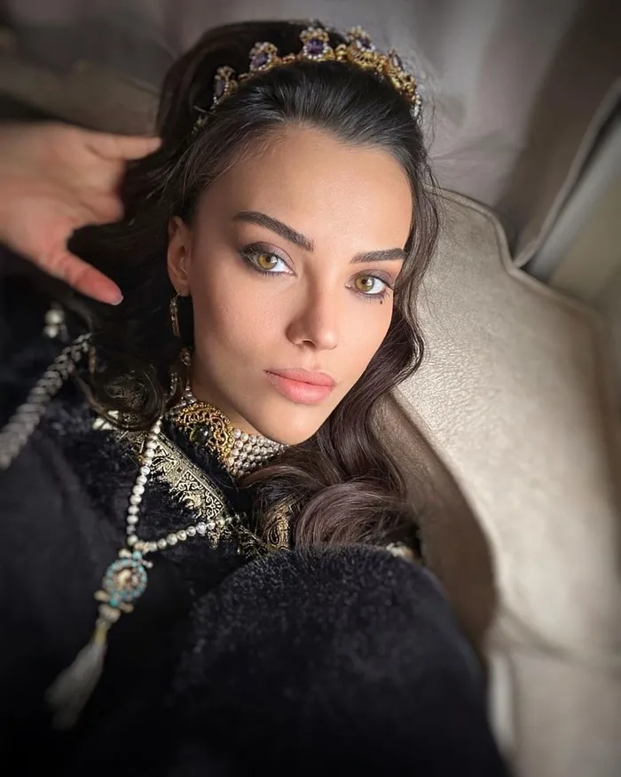 tuvana-turkay-derin-gogus-dekoltesiyle-paylasti-siyah-beyaz-pozu-sosyal-medyaya-damga-vurdu-1702883146960.jpg Tuvana Türkay derin göğüs dekoltesiyle paylaştı! Siyah-beyaz pozu sosyal medyaya damga vurdu-4