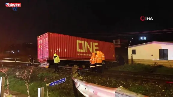 Kontrolden çıkan tırın raylara uçtuğu kazada tren seferleri durduruldu: 1 ölü