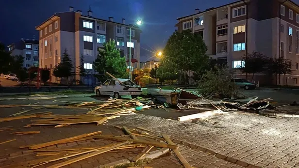 Şiddetli rüzgar nedeniyle uçan çatı korku dolu anlar yarattı-6