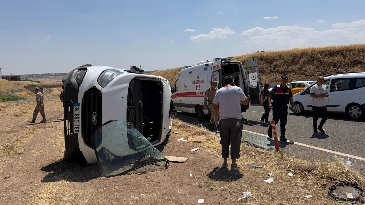 Diyarbakır'da öğrenci servisi ile otomobil çarpıştı: 19 kişi yaralandı