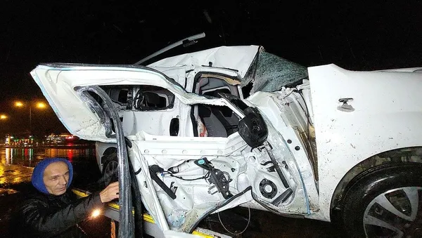 Son dakika: Samsun'da facianın eşiğinden dönüldü! Tır ile çarpışan araçtan 2 yaralı çıktı-1