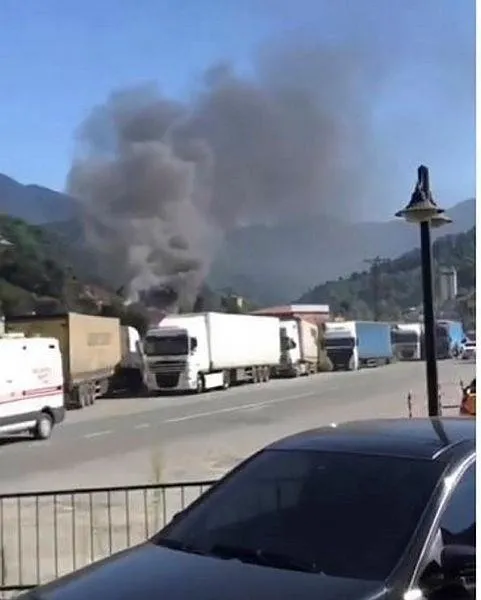 artvinde-korku-dolu-anlar-kaynak-yapilan-kamyonun-yakit-deposu-patladi-1664533291536.jpeg