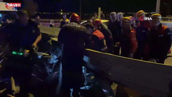 Sivas’ta korkutan kaza: Bariyere saplanan otomobilde sürücü sıkıştı