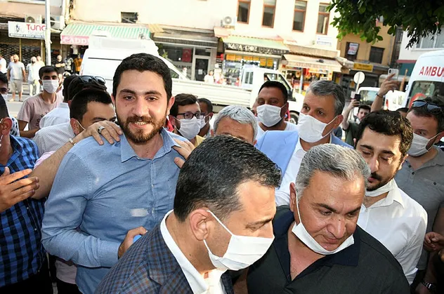 Adana'da Vefa Destek Grubu'na saldıran CHP'li Eren Yıldırım ve ekibi hizmetten rahatsız olmuş! Çektiği videoları CHP'li Belediye Başkanı Zeydan Karalar'a göndermiş!