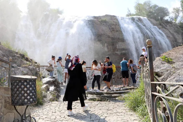 dunyanin-en-yuksek-ucuncu-selalesi-tortum-selalesi-kurban-bayraminda-doldu-tasti-1627024100879.jpg Dünyanın en yüksek üçüncü şelalesi Tortum Şelalesi Kurban Bayramı'nda doldu taştı-7