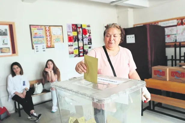 64 milyon seçmen tarihte ilk kez cumhurbaşkanlığı ikinci tur seçimi için sandığa koştu! İşte birbirinden renkli görüntüler-16