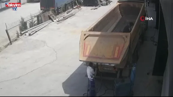 Kocaeli'de acı olay! Damperli tırın kapağı altında can verdi