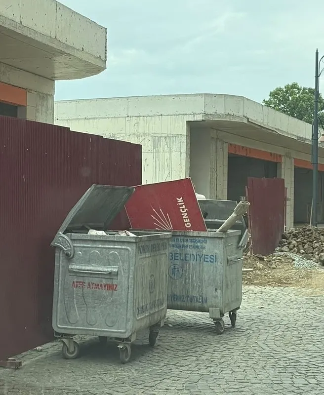 yeni-parti-chp-krizi-parti-tabelasini-cope-attilar-1785328879402.jpeg Yeni Parti-CHP krizi: Parti tabelasını çöpe attılar-3
