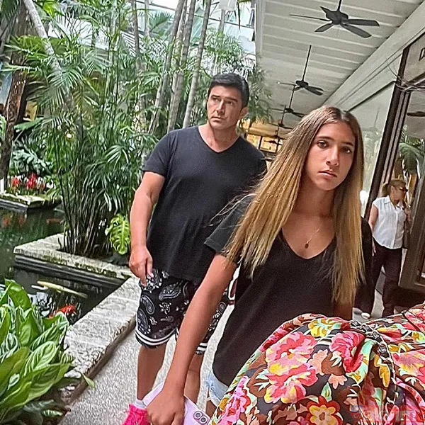 Hakan Ural’dan torunuyla ilk kare geldi: Sibel Can’a benzetilen Melisa Ural paylaştı - 19