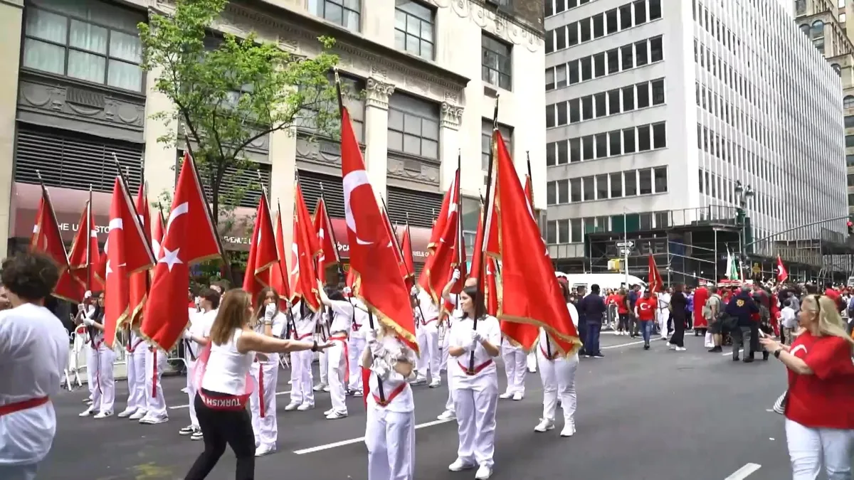ABD'de caddeler Türk bayraklarıyla donatıldı: Manhattan, Geleneksel Türk Günü Yürüyüşü şerefine kırmızı beyaza büründü