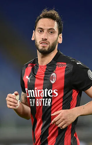 Hakan Çalhanoğlu'na Katar'dan reddedilmesi zor teklif