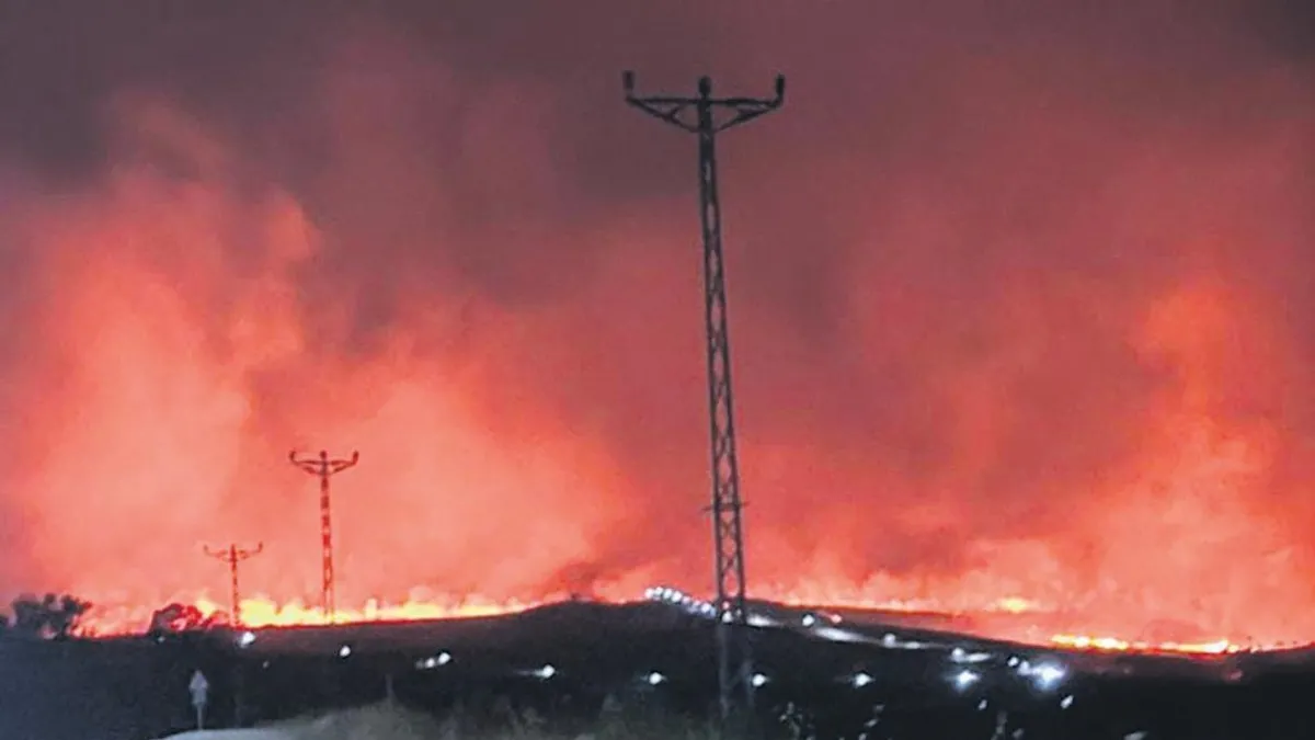 Yangında can pazarı yaşandı! Diyarbakır-Mardin arasında etkili olan fırtına ve rüzgar nedeniyle elektrik telleri birbirine değdi...