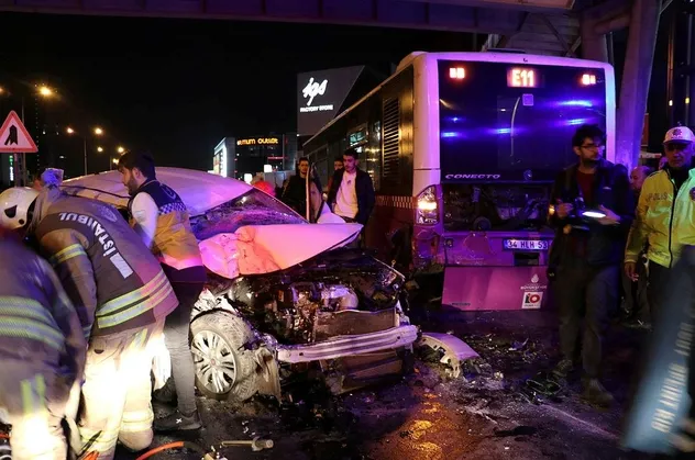 Son dakika: İstanbul Ataşehir'de trafik kazası: 2'si ağır 3 yaralı