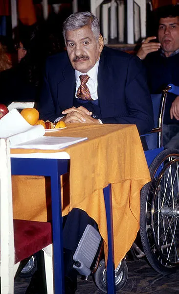 yesilcamin-kotu-adami-erol-tasin-kahvehanesi-harabeye-dondu-son-hali-icler-acisi-1673283209530.jpg Yeşilçam’ın kötü adamı Erol Taş’ın kahvehanesi kapandı! Son hali içler acısı...-11