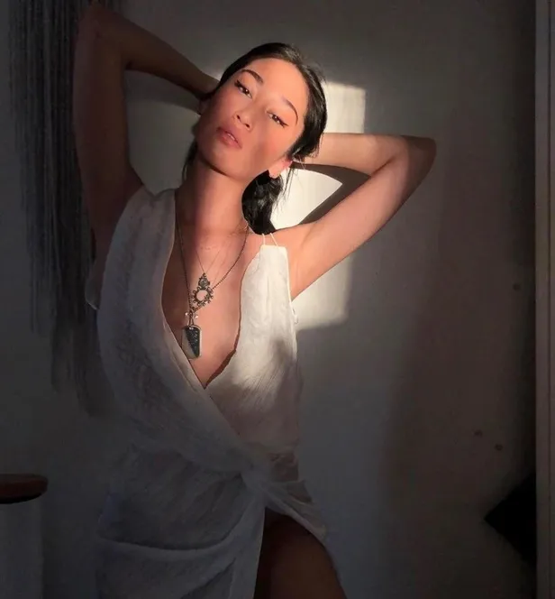 sosyetik-bennu-geredenin-oglu-dilan-sevgilisiyle-goruntu-vermemek-icin-bakin-ne-yapti-cicekcilere-500-tl-verip-1659212513019.jpeg Bennu Gerede'nin oğlu Dilan sevgilisi Laura Shakimova ile görüntü vermemek için kırk takla attı! Çiçekçilere 500 TL verip...-4