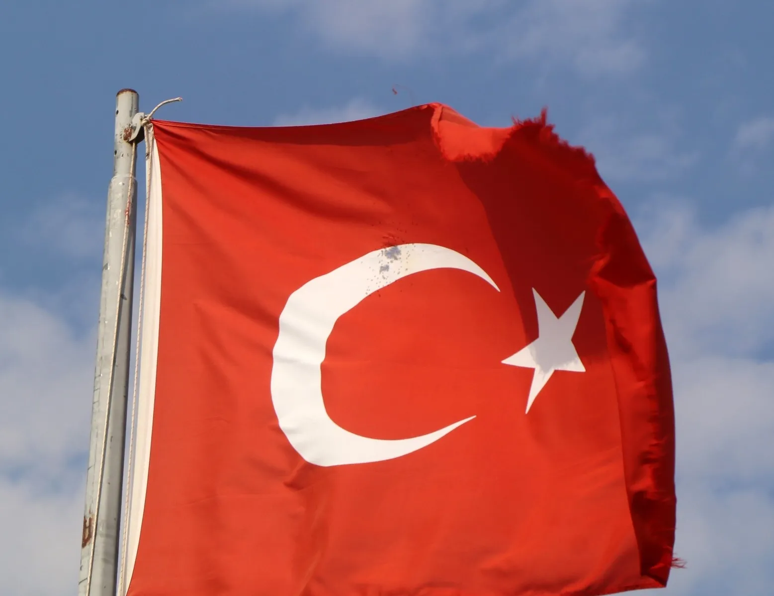 Burdur Avşar Tepe’de Türk bayrağına kurşun! Valilik devrede: Sorumlular bulunacak
