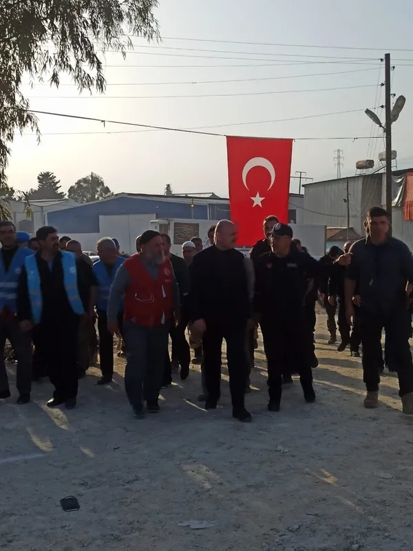 hatayda-kirli-provokasyon-kemal-kilicdaroglunun-ziyareti-oncesi-chpli-belediye-turk-bayraklarini-indirdi-1678809738349.jpg Hatay'da kirli provokasyon: Kemal Kılıçdaroğlu'nun ziyareti öncesi CHP'li belediye Türk bayraklarını indirdi-3