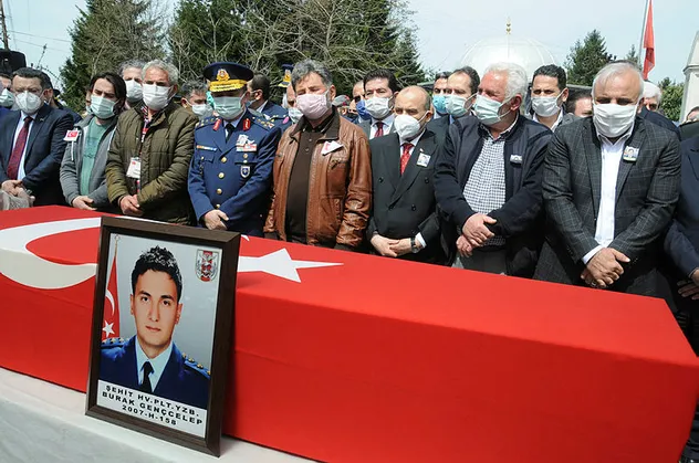 Konya'da uçağın düşmesi ile şehit olan Hava Pilot Yüzbaşı Burak Gençcelep kaza günü annesinin kendisini izlemeye gelmesini istememiş