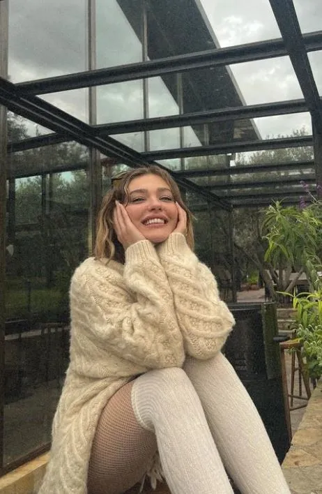 melisa-dongelin-akillara-durgunluk-veren-guzellik-sirri-meger-basur-kremi-ile-1722357745557.jpg Melisa Döngel'in akıllara durgunluk veren güzellik sırrı! Meğer basur kremi ile...-3