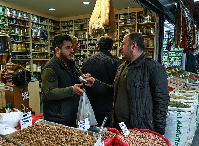 Boykot çağrısı sokakta karşılık bulmadı. (AA)