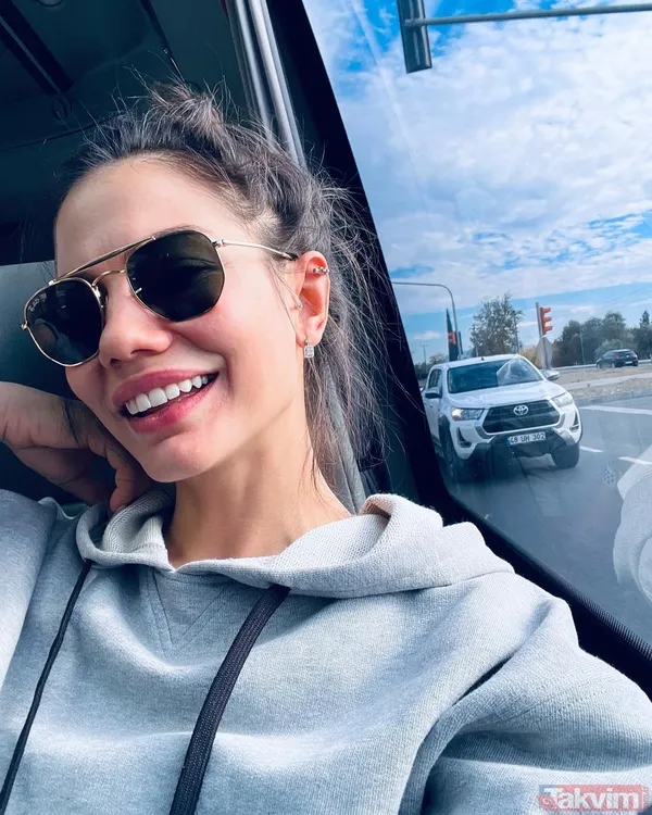 Demet Özdemir bornozuyla İstanbul sokaklarını turladı! Oğuzhan Koç’un biricik eşine bakın! “Bir elimde cımbız bir elimde ayna...” - 14