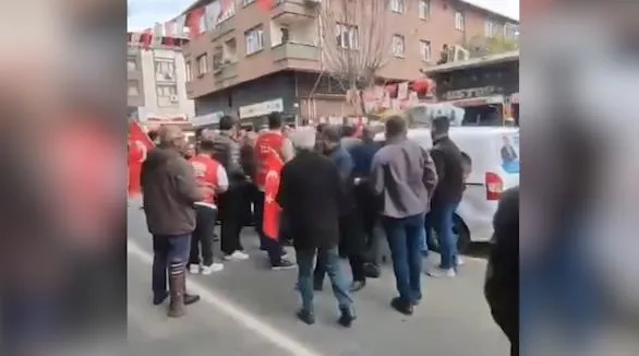 chp-vandalligi-yine-hortladi-memleket-partisi-atasehir-adayi-resat-sahin-ozturkun-aracina-saldiri-1711470115610.jpeg CHP vandallığı yine hortladı! Memleket Partisi Ataşehir Adayı Reşat Şahin Öztürk’ün aracına saldırı-2