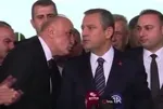 Özgür Özel kulağına fısıldayan CHP’li vekili sahnede fırçaladı
