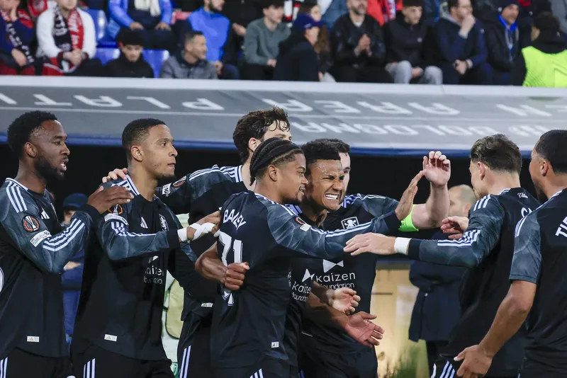 Aston Villa evinde rahat kazanarak yarı finale yükseldi