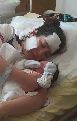 Bıçaklı saldırıya uğrayan anne Güldane Yırtıcı bebeğini kucağına aldı