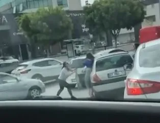 Trafikte kadınların saç saça kavgası kavgası kamerada