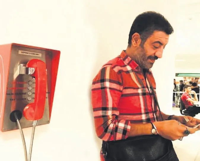 Telefonun başında bekliyorum