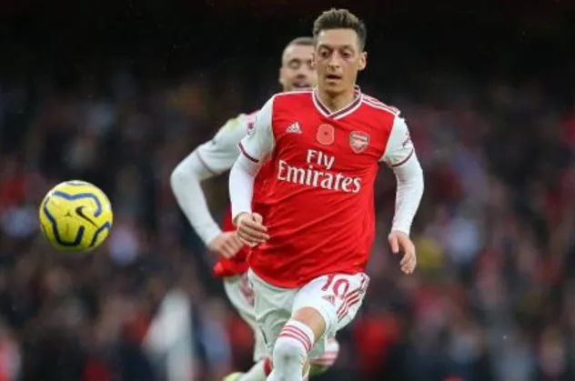 Mesut Özil’e darbe