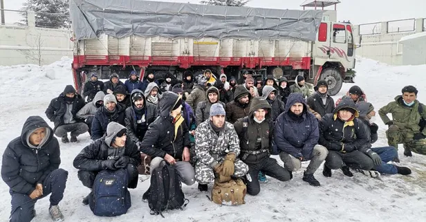 Van'da kamyon kasasından 62 kaçak göçmen çıktı