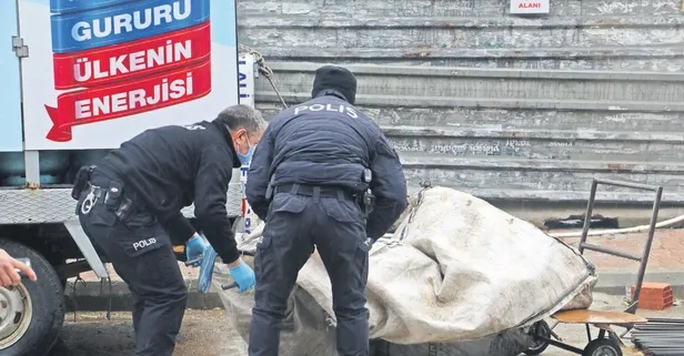 Sırılsıklam olan kağıt toplayıcısına polis ve vatandaştan yardım eli