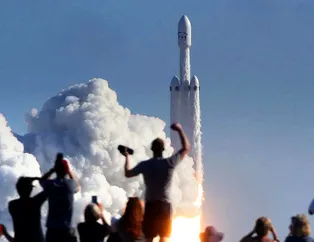 Falcon Heavy fırlatıldı... Mars'a yolculuk başladı