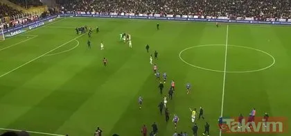Fenerbahçe - Trabzonspor derbisinde saha karıştı! Hakem Zorbay Küçük’ün üzerine yürüyen taraftarı futbolcular engelledi
