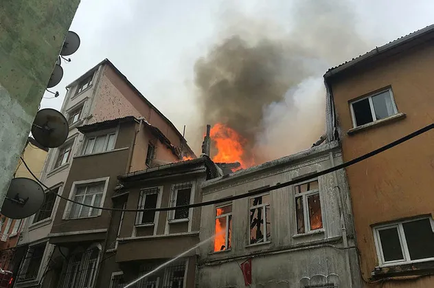 Beyoğlu'nda korkutan yangın