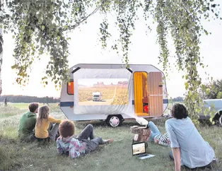 Yolda, plajda, balkonda dev ekran keyfi hazır