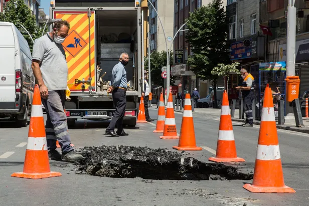 iski-borusundan-sizan-su-yolda-cokmeye-neden-oldu-1593353143778.jpg İSKİ borusundan sızan su yolda çökmeye neden oldu-5
