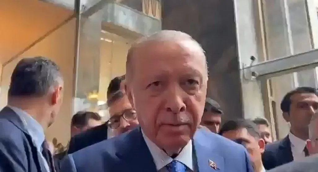 baskan-erdogandan-bayrami-nerede-gecireceksiniz-sorusuna-yanit-esim-bakalim-ne-der-1779277452884.jpeg Başkan Erdoğan'dan "Bayramı nerede geçireceksiniz?" sorusuna yanıt: Eşim bakalım ne der-3