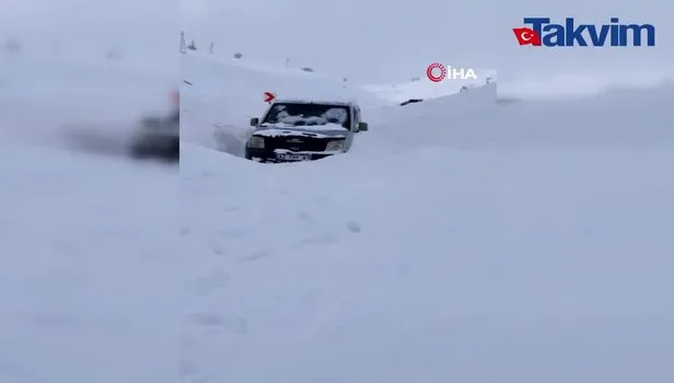 Hakkari'nin Yüksekova ilçesine 40 kilometre uzaklıktaki Dağlıca yoluna çığ düştü