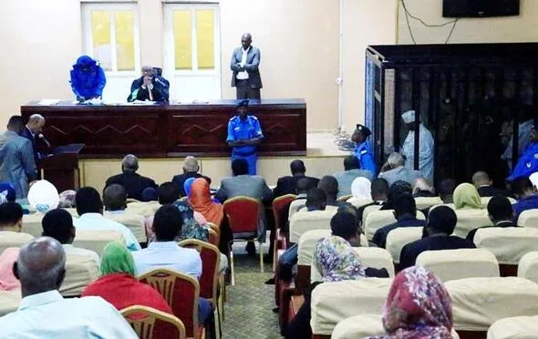 Sudan'ın devrik lideri Beşir hakim karşısında-1