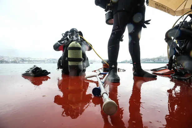 Türk Polis Teşkilatı'nın 174. kuruluş yıl dönümü dolayısıyla Haliç'de 'Vatan Dalışı' yapıldı-4