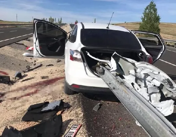 Kayseri'de korkunç kaza! Sürücünün bacağı koptu-1