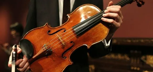 Müzayede şirketi Christie's'in düzenlediği açık artırmada, 2,7 milyon dolara satılan Antonius Stradivari imzalı keman, en pahalı ikinci müzik enstrümanı oldu